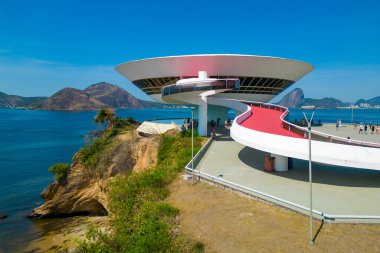 Niteroi, Brezilya - 21 Eylül 2025: Çağdaş Sanat Müzesi, Brezilyalı ünlü mimar Oscar Niemeyer 'in eseri.