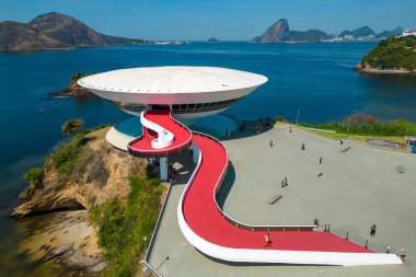Niteroi, Brezilya - 21 Eylül 2025: Oscar Niemeyer 'in Niteroi Çağdaş Sanat Müzesi 1996 yılında kıyı kayası üzerine inşa edilen modern mimarinin başyapıtlarından biri..