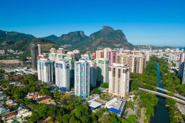Rio de Janeiro şehrinde Barra da Tijuca Bölgesi 'ndeki konut binalarının hava görüntüsü