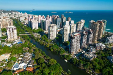 Rio de Janeiro şehrinde Barra da Tijuca Bölgesi 'ndeki konut binalarının hava görüntüsü