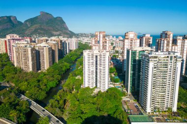 Rio de Janeiro şehrinde Barra da Tijuca Bölgesi 'ndeki konut binalarının hava görüntüsü