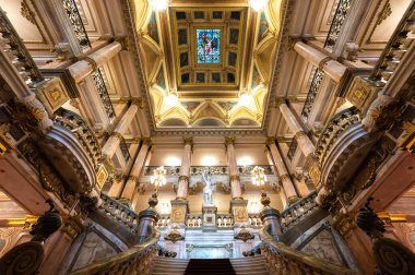 Rio de Janeiro, Brezilya - 12 Şubat 2026: 100 yıldan uzun bir süre önce Fransız barok tarzında inşa edilen belediye binasının ana giriş salonu.