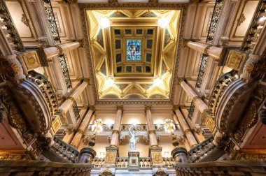 Rio de Janeiro, Brezilya - 12 Şubat 2026: 100 yıldan uzun bir süre önce Fransız barok tarzında inşa edilen belediye binasının ana giriş salonu.