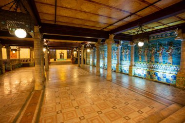 Rio de Janeiro, Brezilya - 12 Şubat 2026: Belediye Tiyatrosu, Asurlu salon, düşük ışıklandırmalı, Mısır kültürünün sembolleriyle süslenmiş duvarlar.