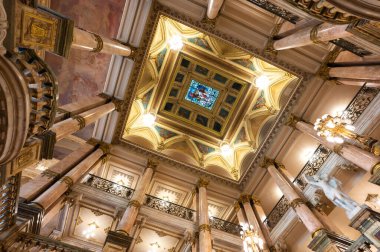 Rio de Janeiro, Brezilya - 12 Şubat 2026: 100 yıldan uzun bir süre önce Fransız barok tarzında inşa edilen belediye binasının ana giriş salonu.