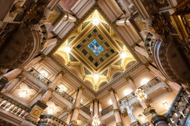 Rio de Janeiro, Brezilya - 12 Şubat 2026: 100 yıldan uzun bir süre önce Fransız barok tarzında inşa edilen belediye binasının ana giriş salonu.