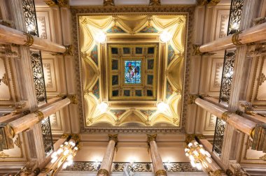 Rio de Janeiro, Brezilya - 12 Şubat 2026: 100 yıldan uzun bir süre önce Fransız barok tarzında inşa edilen belediye binasının ana giriş salonu.