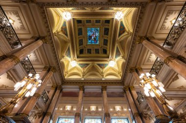 Rio de Janeiro, Brezilya - 12 Şubat 2026: 100 yıldan uzun bir süre önce Fransız barok tarzında inşa edilen belediye binasının ana giriş salonu.