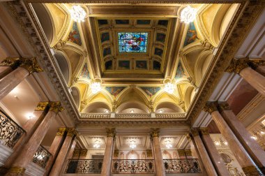 Rio de Janeiro, Brezilya - 12 Şubat 2026: 100 yıldan uzun bir süre önce Fransız barok tarzında inşa edilen belediye binasının ana giriş salonu.