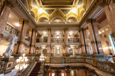 Rio de Janeiro, Brezilya - 12 Şubat 2026: 100 yıldan uzun bir süre önce Fransız barok tarzında inşa edilen belediye binasının ana giriş salonu.