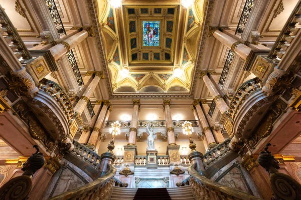 Rio de Janeiro, Brezilya - 12 Şubat 2026: 100 yıldan uzun bir süre önce Fransız barok tarzında inşa edilen belediye binasının ana giriş salonu.