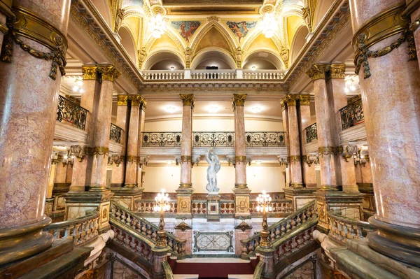 Rio de Janeiro, Brezilya - 12 Şubat 2026: 100 yıldan uzun bir süre önce Fransız barok tarzında inşa edilen belediye binasının ana giriş salonu.