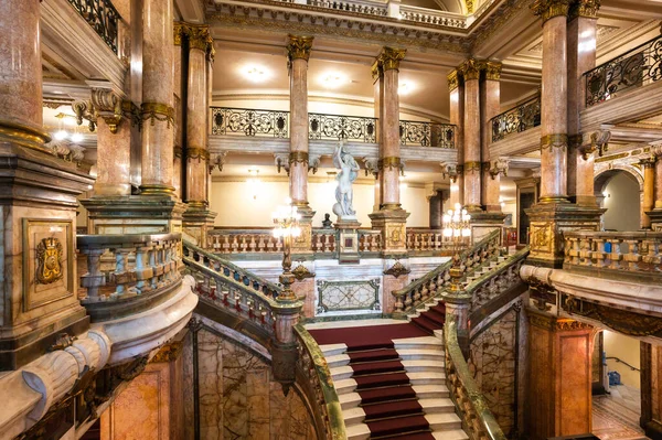 Rio de Janeiro, Brezilya - 12 Şubat 2026: 100 yıldan uzun bir süre önce Fransız barok tarzında inşa edilen belediye binasının ana giriş salonu.