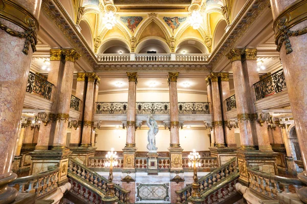 Rio de Janeiro, Brezilya - 12 Şubat 2026: 100 yıldan uzun bir süre önce Fransız barok tarzında inşa edilen belediye binasının ana giriş salonu.