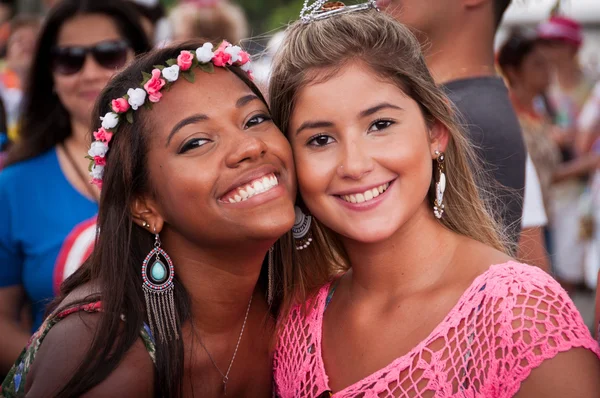 İki genç çekici kızlar