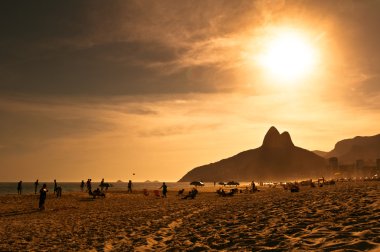 Ipanema Plajı üzerinde sıcak gün batımı
