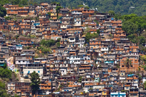 Скайлайн трущоб Рио-де-Жанейро — стоковое фото