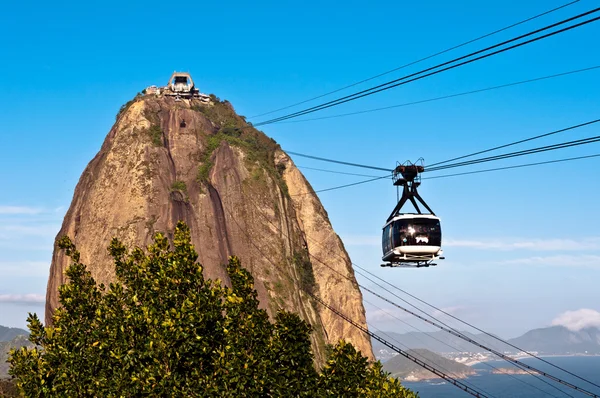 Montaña de pan de azúcar con el teleférico — Foto de Stock