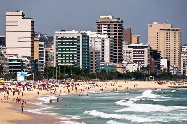 Personas en la playa de Ipanema — Foto de Stock