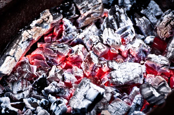 Rote und graue Kohlen im Kamin — Stockfoto