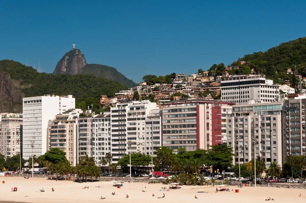 Bâtiments de luxe devant la plage de Copacabana — Photo
