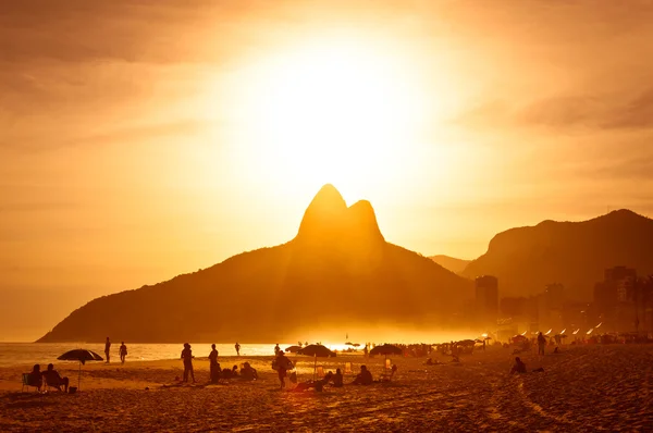 Cálido atardecer en la playa de Ipanema — Foto de Stock