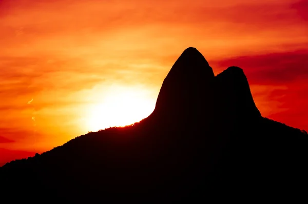 Pôr do sol com montanhas na praia de Ipanema — Fotografia de Stock