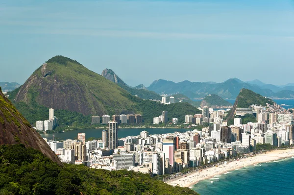 Leblon strandon fekszik és Vidigal Favela — Stock Fotó