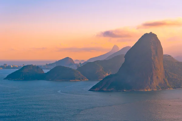 Montaña de pan de azúcar y puesta de sol roja — Foto de Stock