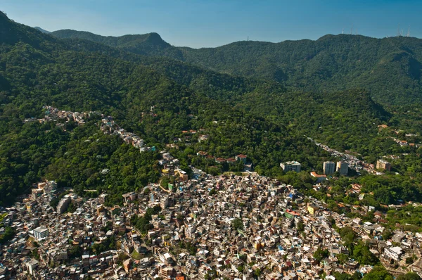 Rio de Janeiro gecekondu manzarası — Stok fotoğraf