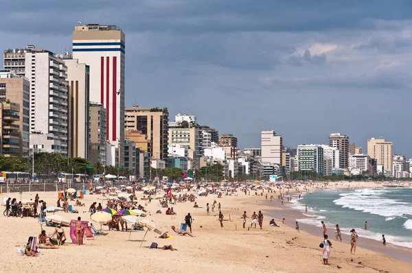 Pessoas na Praia de Ipanema — Fotografia de Stock