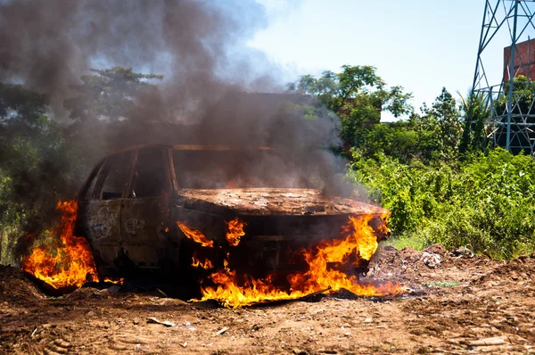 Brennendes Auto im Feld — Stockfoto