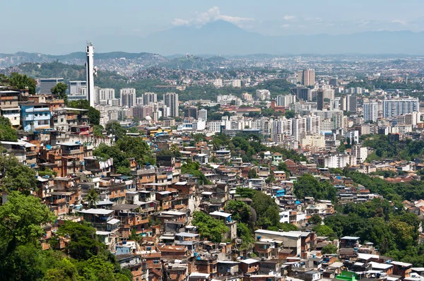 Rio de Janeiro nyomornegyedek Skyline — Stock Fotó