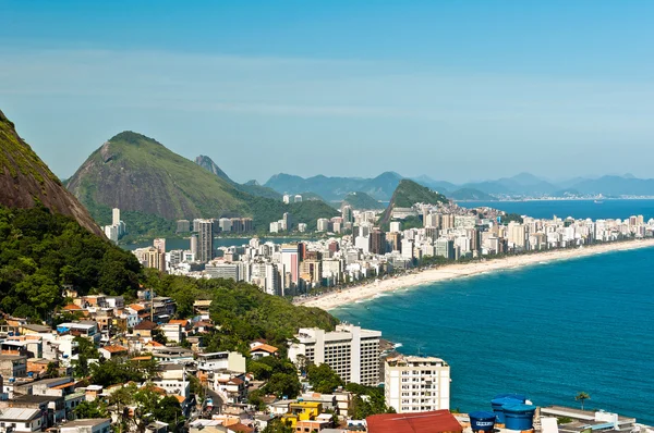 Stranden Leblon och Vidigal Favela — Stockfoto