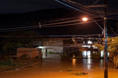 Zavallı yaşam alanı sular altında