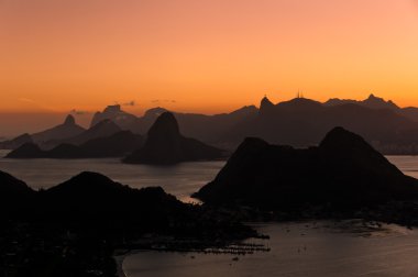 Dağlar üzerinde güzel günbatımı