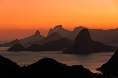 Dağlar üzerinde güzel günbatımı