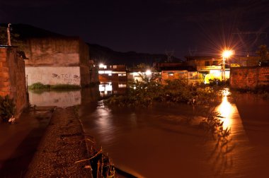Zavallı yaşam alanı sular altında