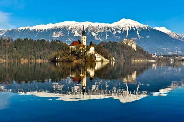 Bled Gölü üzerinde şaşırtıcı görünümü — Stok fotoğraf