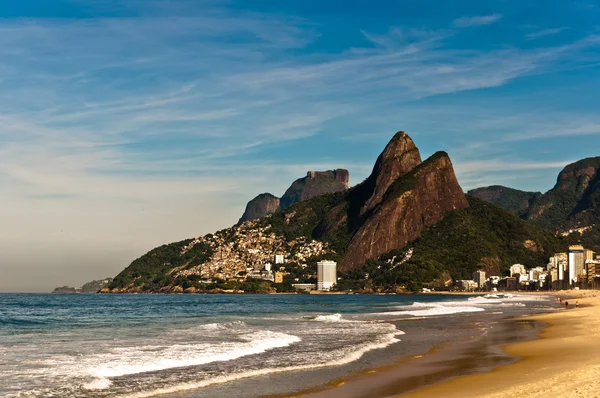 Día soleado de verano en la playa de Ipanema —  Fotos de Stock