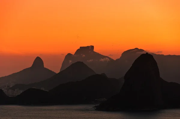 Malebný západ slunce nad horami — Stock fotografie