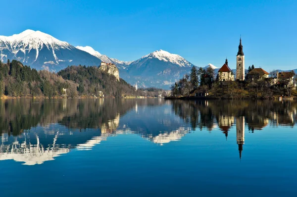 Bled Gölü üzerinde şaşırtıcı görünümü — Stok fotoğraf