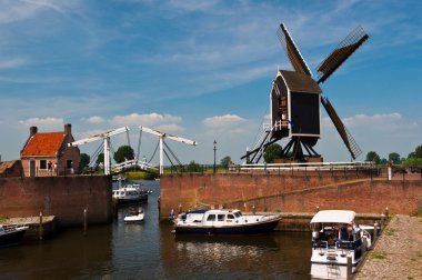 Yel değirmeni ve şehirdeki Heusden tekneler
