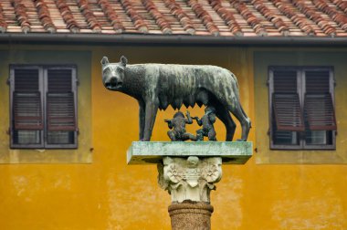 Romulus ve Remus kurt heykeli