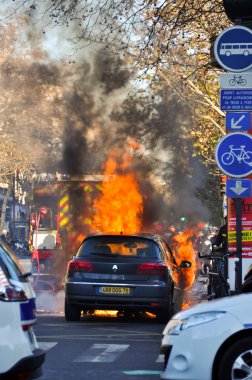 Paris sokaklarında kazasında