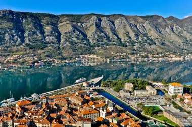 Kotor, Karadağ'defne