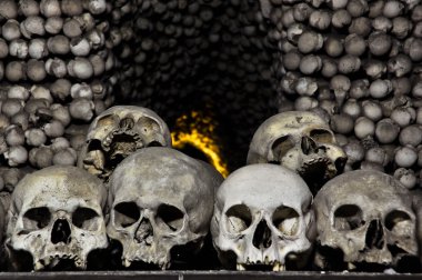 insan kafatasları ve kemikleri