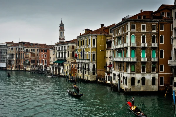 Canal con barcos en Venecia — Foto de Stock