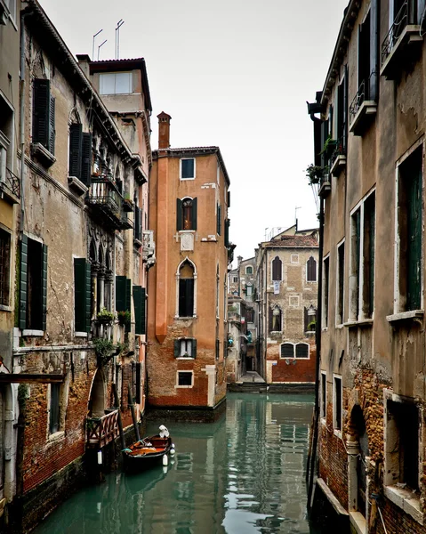 Canal con barco en Venecia — Foto de Stock