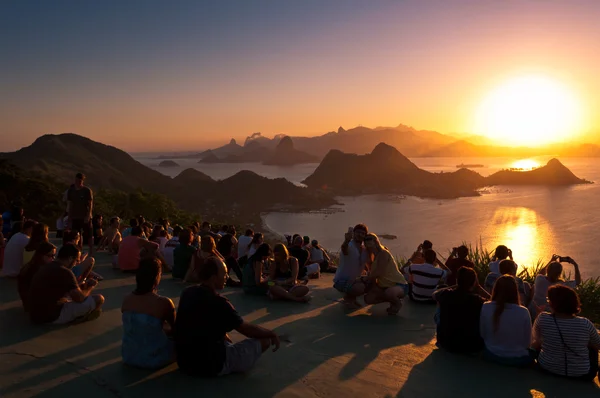 Menschen beobachten Sonnenuntergang — Stockfoto